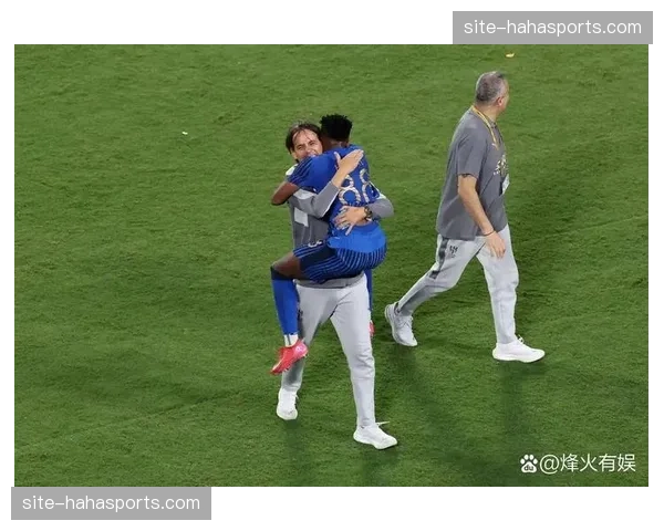 B席门线手球红点套餐成曼城皇马对决分水岭，十人作战蓝月无力回天